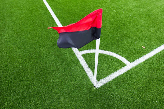 En hörnflagga på Grimsta IP innan fotbollsmatchen i