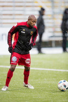 Östersunds Fouad Bachirou värmer upp