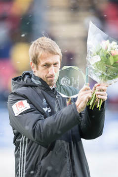 Östersunds tränare Graham Potter tar emot priset som