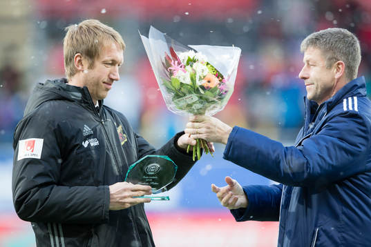 Östersunds tränare Graham Potter tar emot priset som