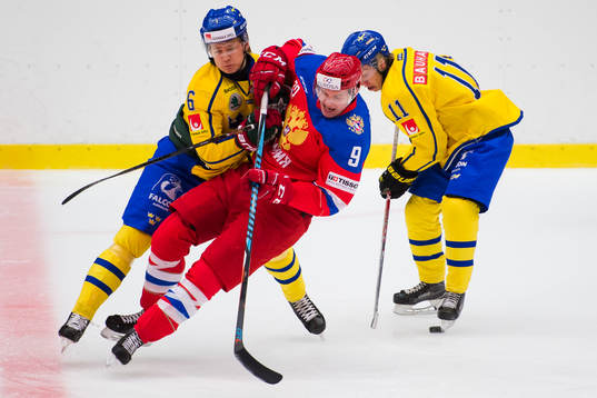 Sveriges Kristoffer Gunnarsson tacklar Rysslands Egor Fateev