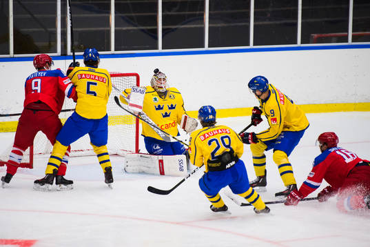 Rysslands Igor Shvyrev gör 1-1-målet bakom Sveriges