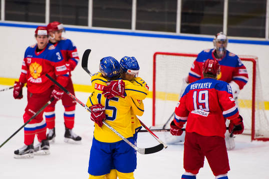 Sveriges Lias Andersson jublar med målskytten till 2-1