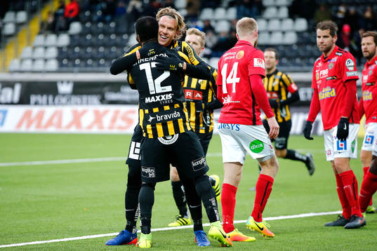 Häckens Rasmus Schuller jublar