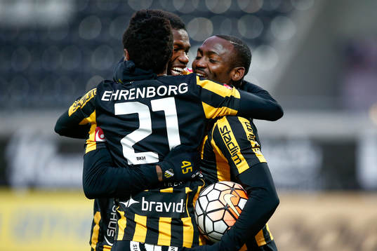 Häckens Mohammed Abubakari och Nasiru Mohammed kramar om