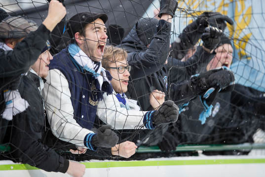 Gefles supportrar jublar