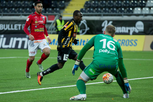 Häckens John Owoeri skjuter 4-0 bakom Falkenbergs målvakt