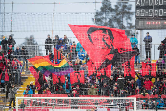Östersunds supportrar hyllar tränare Graham Potter med en