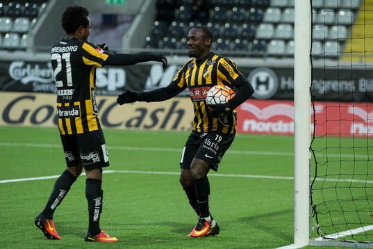 Häckens John Owoeri jublar ihop med Nasiru Mohammed