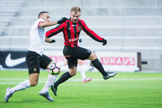 Brommapojkarnas Christopher Brandeborn i kamp om bollen med