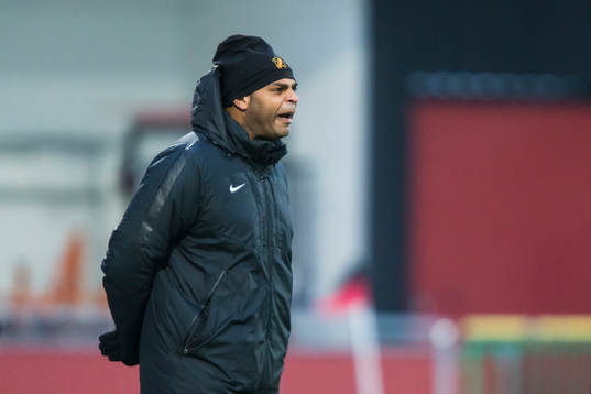 Vasalunds tränare Pascal Simpson reagerar