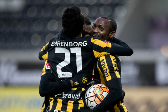 Häckens John Owoeri jublar ihop med Nasiru Mohammed och