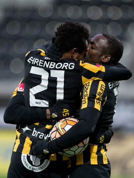 Häckens John Owoeri jublar ihop med Nasiru Mohammed och