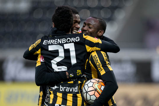 Häckens John Owoeri jublar ihop med Nasiru Mohammed och