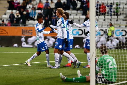 Norrköpings Sebastian Andersson och Tesfaldet Tekie jublar
