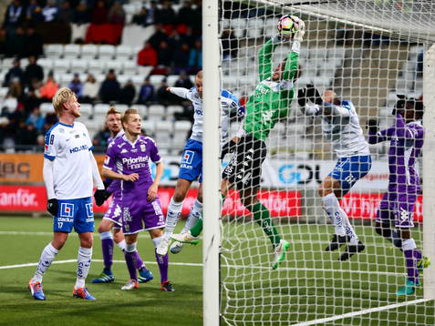 IFK Göteborgs målvakt Erik Dahlin räddar bollen