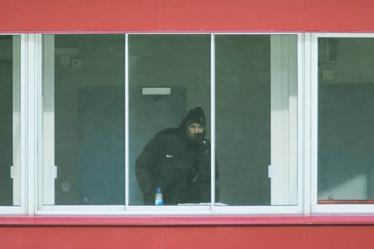 Brommapojkarnas tränare Olof Mellberg ser på matchen