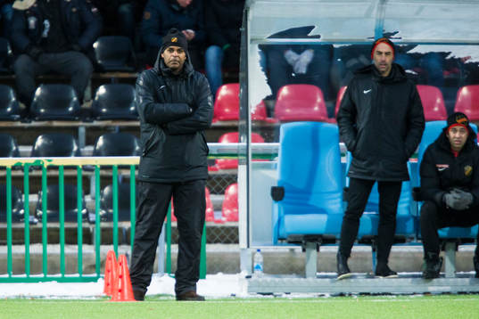 Vasalunds tränare Pascal Simpson bredvid assisterande