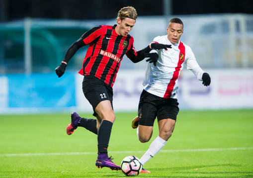 Brommapojkarnas Felix Beijmo i kamp om bollen med Vasalunds