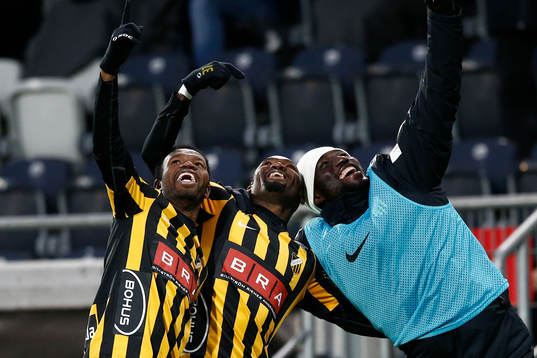 Häckens John Owoeri (m) jublar