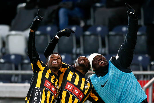 Häckens Mohammed Abubakari (v) och John Owoeri (m) jublar