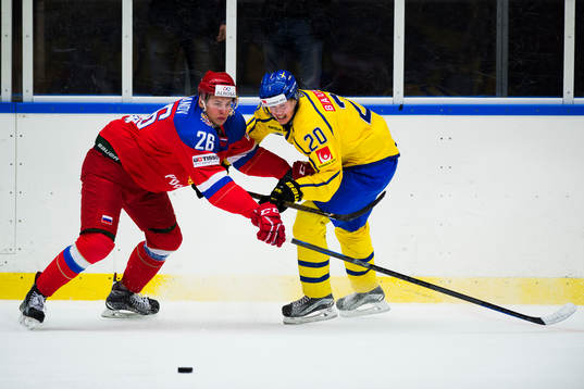 Rysslands Denis Tsukanov i kamp om pucken med Sveriges