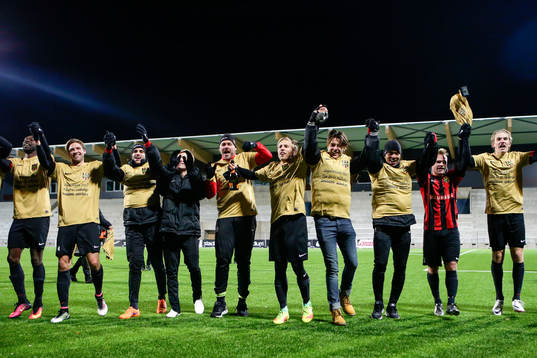 Brommapojkarnas spelare jublar