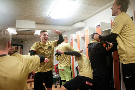 Brommapojkarna jublar i omklädningsrummet