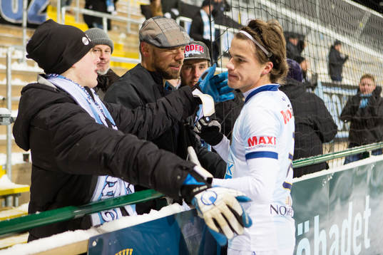 Gefles supportrar tackar Simon Skrabb