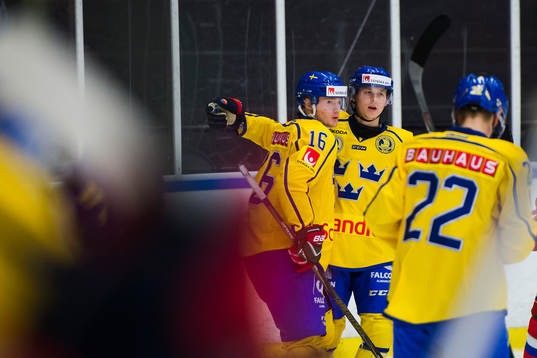 Målskytten till 3-1 Carl Grundström jublar med Jonathan