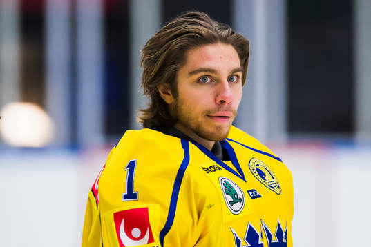 Sveriges målvakt Felix Sandström utan hjälm
