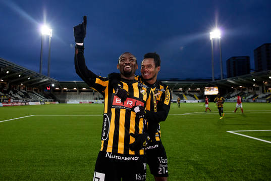 Häckens John Owoeri jublar ihop med Nasiru Mohammed
