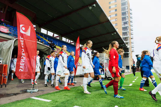 Eskilstunas och Hovås Billdals spelare marcherar in på