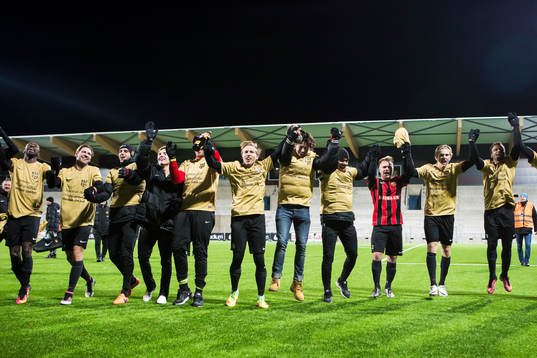 Brommapojkarnas spelare jublar