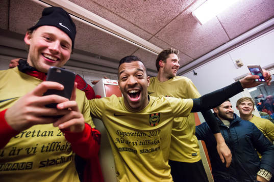 Brommapojkarnas Joel Qviberg jublar i omklädningsrummet
