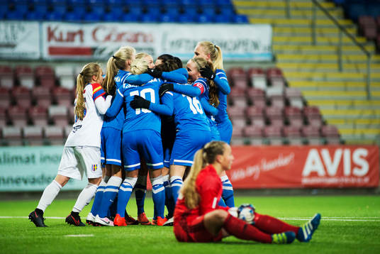 Eskilstunas spelare jublar och Hovås Billdals målvakt
