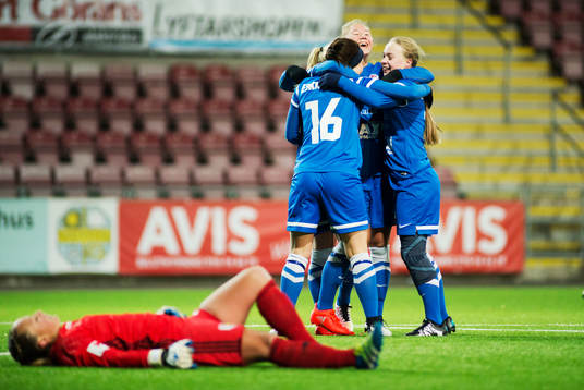 Eskilstunas spelare jublar och Hovås Billdals målvakt