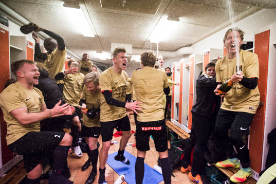 Brommapojkarnas spelare jublar i omklädningsrummet