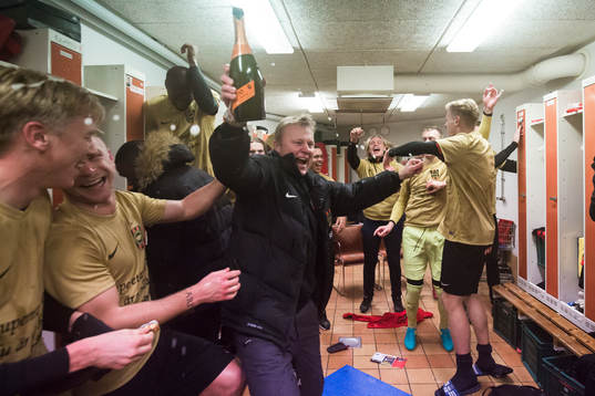 Brommapojkarnas spelare med sportchef Robert Björknesjö