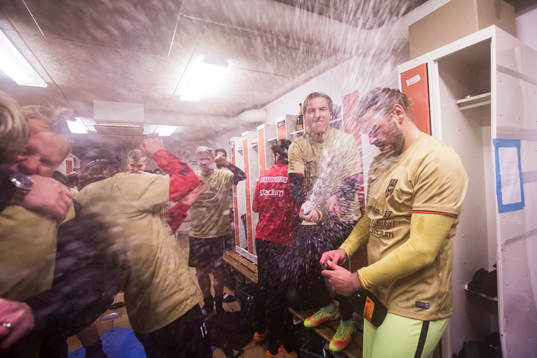 Brommapojkarnas spelare jublar i omklädningsrummet