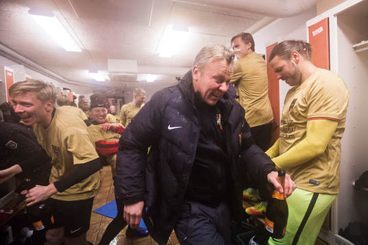 Brommapojkarnas spelare med sportchef Robert Björknesjö