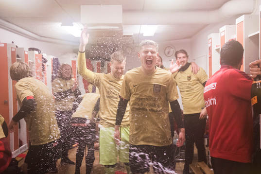 Brommapojkarnas spelare jublar i omklädningsrummet