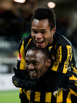 Häckens John Owoeri jublar med Nasiru Mohammed