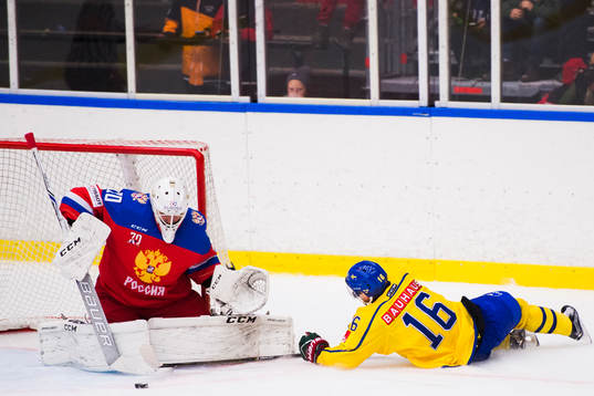 Rysslands målvakt Konstantin Volkov räddar ett läge