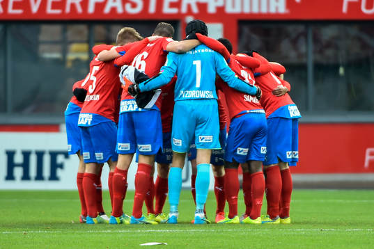Helsingborgs spelare kramar om varandra innan