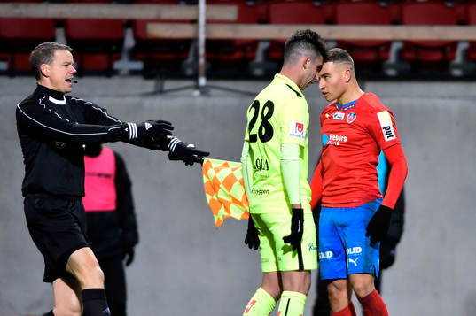 Linjedomaren går emellan Jönköpings Alejandro Fernandez