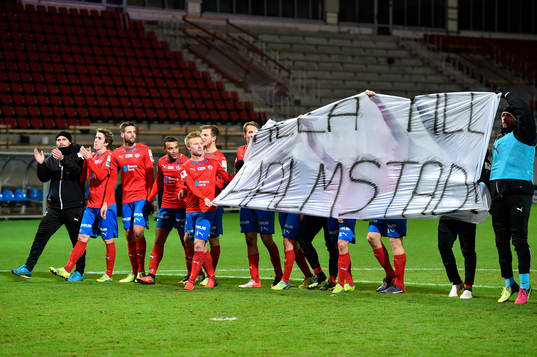 Helsingborgs spelare tackar publiken med en banderoll med