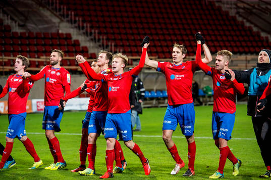 Helsingborgs Andreas Landgren i mitten jublar med