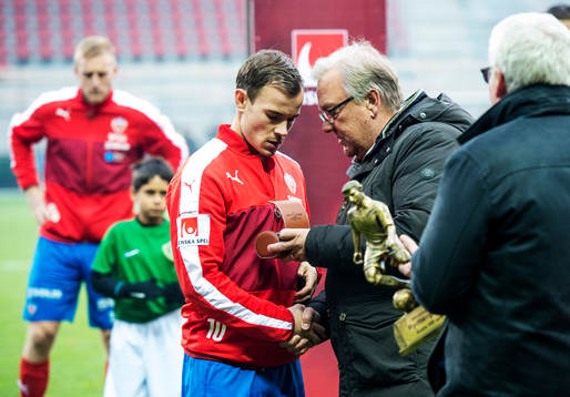 Helsingborgs Anton Wede tar emot en Breitling och
