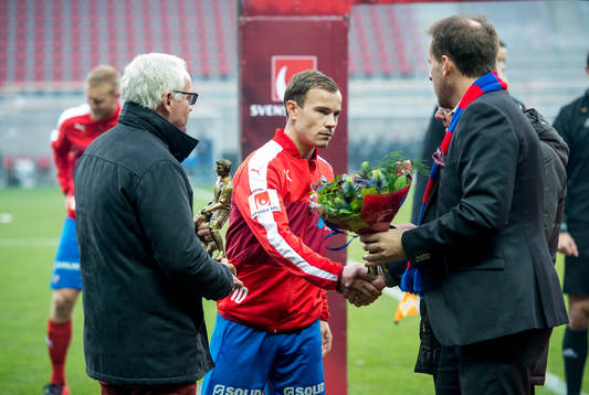 Helsingborgs Anton Wede tar emot utmärkelsen Årets